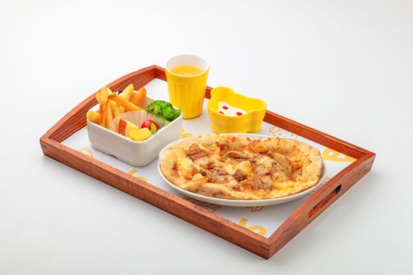 BELLINI Pasta Pasta兒童餐「咕咕鳳梨小飛碟」，以主廚特調BBQ醬搭配鮮嫩雞肉與香甜鳳梨，高溫烘烤呈現鹹甜交織風味，並搭配蔬果、鮮奶酪及柳橙汁，豐富孩子的義式用餐體驗。（圖／BELLINI Pasta Pasta提供）