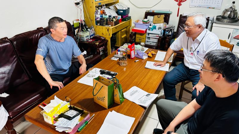 《圖說》方信傑親自拜訪畜牧及養殖業,實地說明用電安全及防颱整備二。〈基隆區處提供〉